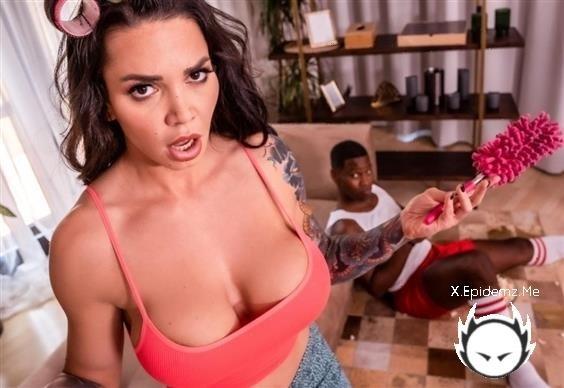 Chloe Lamour - Big Tits Stepmom Just Too Damn Sexy (2022/MomXXX.com/SexyHub.com/FullHD)