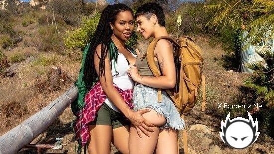 Kira Noir, Brooklyn Gray - Happy Campers (2022/WhenGirlsPlay.com/SD)