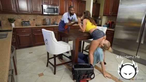 Isis Love - Butt Stuff Is Cool (2022/BrazzersExxtra.com/Brazzers.com/FullHD)