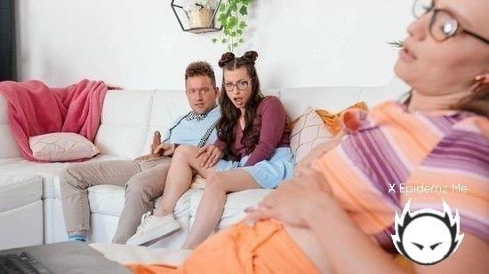 Izzy Lush, Spencer Bradley - Glasses Girls Go For It (2022/BrazzersExxtra.com/HD)
