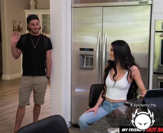 Jamie Michelle - Hot Milf Jamie Michelle Catches Sons Friend Sniffing Her Panties, So She Gives Him The Taste Of The Real Thing (2022/MyFriendsHotMom.com/NaughtyAmerica.com/HD)