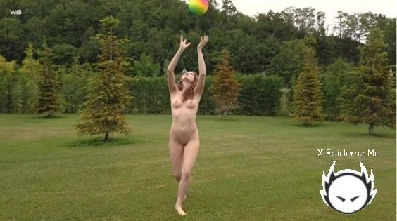 Guinevere Huney - Playing With A Ball Backstage (2022/Watch4Beauty.com/SD)