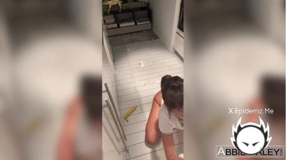 Banana Sucking - Sluts With Riley Reid (2022/AbbieMaley.com/SD)