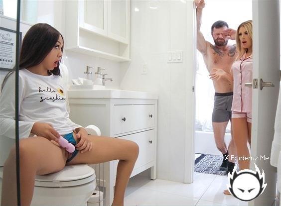 Vivianne DeSilva, Bianca Bangs - I Can Swallow (2022/FamilyStrokes.com/TeamSkeet.com/SD)