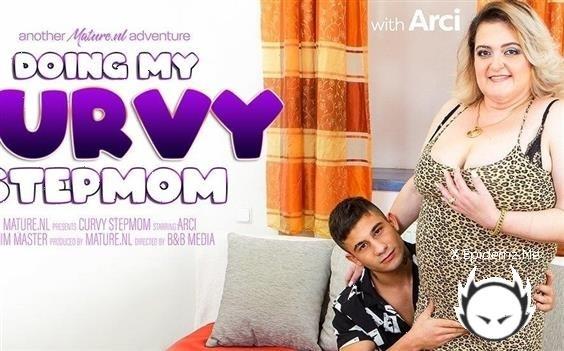 Arci - This Horny Toyboy Loves Doggystyling His Curvy Big Booty Stepmom (2022/Mature.com/FullHD)