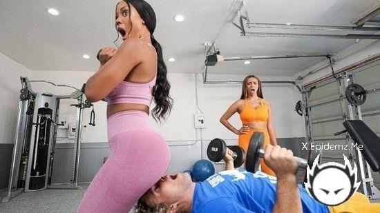 Ali Cash, August Skye - Direct-2-Face Vabbing Squats (2022/BrazzersExxtra.com/SD)