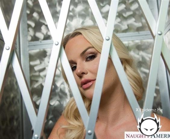 Slimthick Vic  - Big Ass Blonde Slimthick Vic Works A Big Cock (2022/NaughtyAmerica.com/NaughtyAmerica.com/HD)