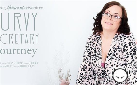 Courtney - Curvy Secretary Courtney Loves Playing With Her Shaved Pussy (2022/Mature.com/FullHD)
