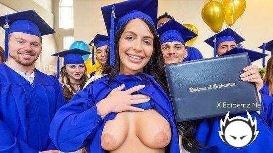 Alexa Payne - College Graduates Hold The Door House Party (2022/Mofos.com/HD)