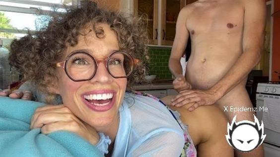 VibeWithMommy - Rough Kitchen Anal With Teacher (2022/Manyvids.com/FullHD)