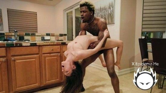 Maya Woulfe - Help Me Screw This (2023/TeensLoveHugeCocks.com/SD)