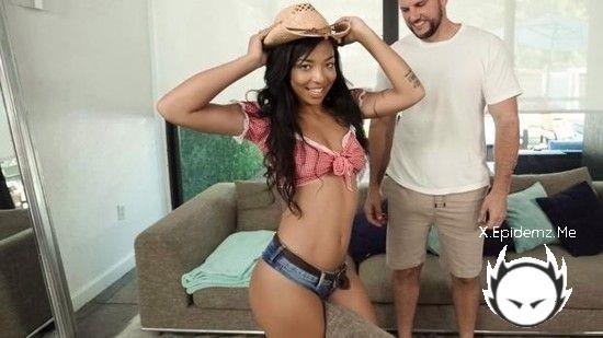 Malina Melendez - Cosplaying With Cock (2023/HotGirlsGame.com/SD)
