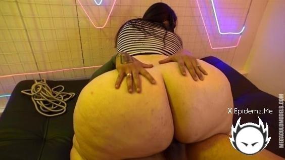 Ursula Suarez - An Enormous Chocolate Covered Dessert (2023/MegaCuloModels.com/FullHD)