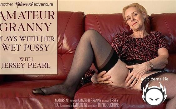 Jersey Pearl - Amateur Granny Jersey Pearl Plays With Her Wet Pussy On The Couch (2023/Mature.com/FullHD)