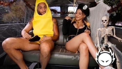 Mads Flores - Happy Swalloween (2023/BangBus.com/BangBros.com/SD)