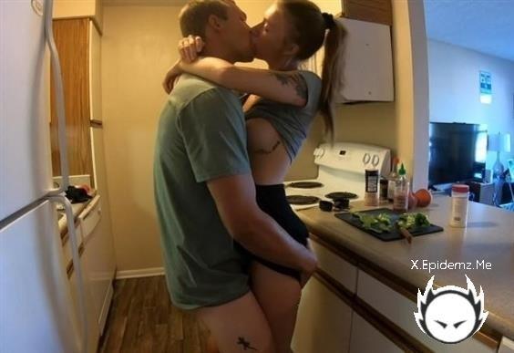 Cremedelapeach - Fucked In The Kitchen (2024/Manyvids.com/HD)