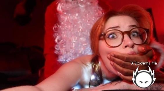 Naomi Hughes - Daydreaming About Fucking Bbc Santa (2025/Onlyfans.com/FullHD)