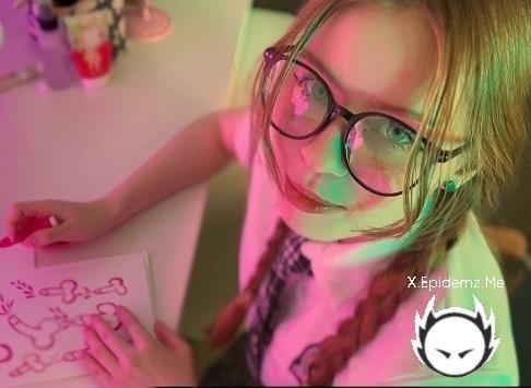 Yuiwoo - Schoolgirl With Glasses Drew Penises Instead Of Homework And Was Fucked On The Table (2025/PornhubPremium.com/FullHD)