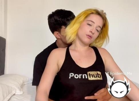 Ashleysoy - Ashley Cabalga Y Es Follada Hasta Sacar La Leche De Su Amigo El Lechero (2025/PornhubPremium.com/OnlyFans.com/FullHD)