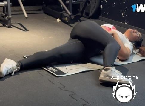 Margot Deluxxx - Sharing A Bed With A Brunette Babe With A Big Butt From The Gym - Nike Pro Leggings (2025/PornhubPremium.com/OnlyFans.com/FullHD)