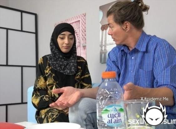 Lunita Galactica - Sexy Muslim Babe Spreads Her Legs Instead Of Cooking Lunch (2025/SexWithMuslims.com/Porncz.com/SD)