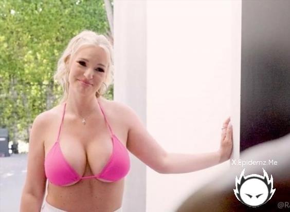Rachael Cavalli - Hot Milf Neighbour Gets Cream Pie From Bbc (2025/OnlyFans.com/SD)