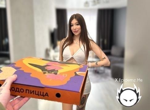 Vallery Ray - Pizza Delivery And A Hard Cock For Me (2025/PornhubPremium.com/OnlyFans.com/FullHD)