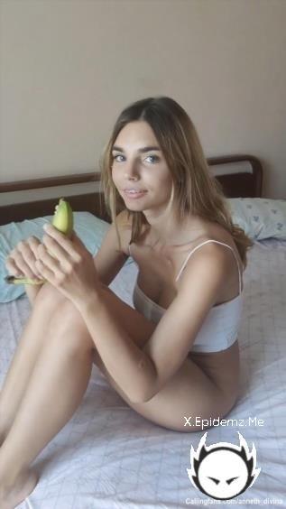 Anneth Dimitrieva - Banana (2025/Annethdivina.com/SD)