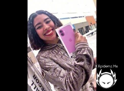 Yaresita Small - As Fue Como Consegu El Nuevo Iphone (2025/PornhubPremium.com/OnlyFans.com/SD)