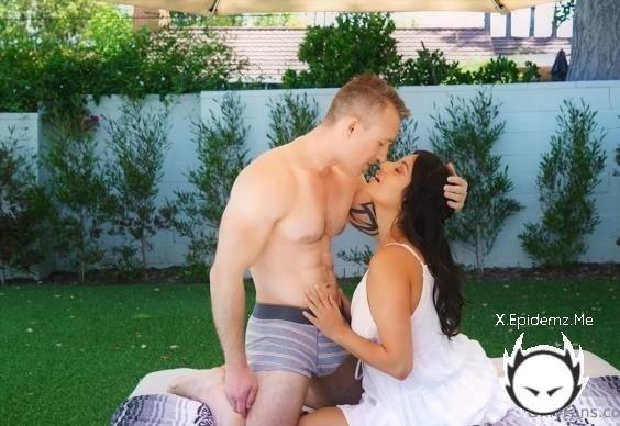 Cami Strella, Baxxx - Pegging In The Garden With Cami Strella (2025/OnlyFans.com/FullHD)