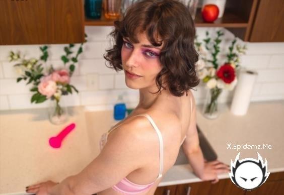 Zoie White - Zoie Heats Up The Kitchen (2022/Femout.com/FullHD)