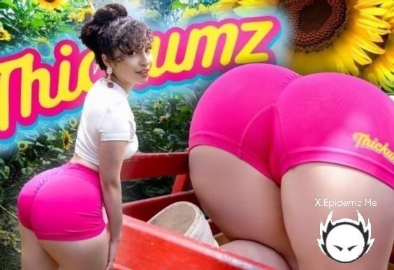 Pixie Smalls - Strawberries And Cream For That Sweet Peach (2025/Thickumz.com/TeamSkeet.com/SD)