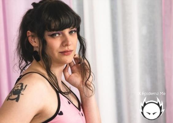 Zoie White - Cuddle With Zoie White (2023/Femout.com/FullHD)