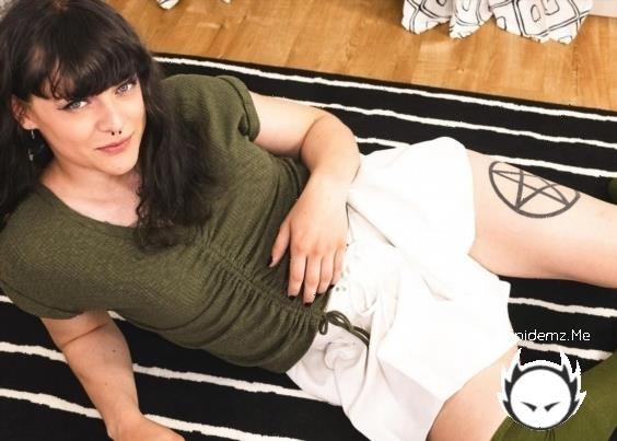 Zoie White - Zoie Keeps Growing (2023/Femout.com/FullHD)