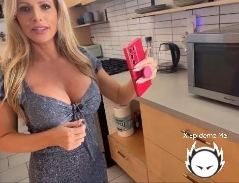 Danielle Renae - Step Moms Secret Photos (2026/MomComesFirst.com/FullHD)