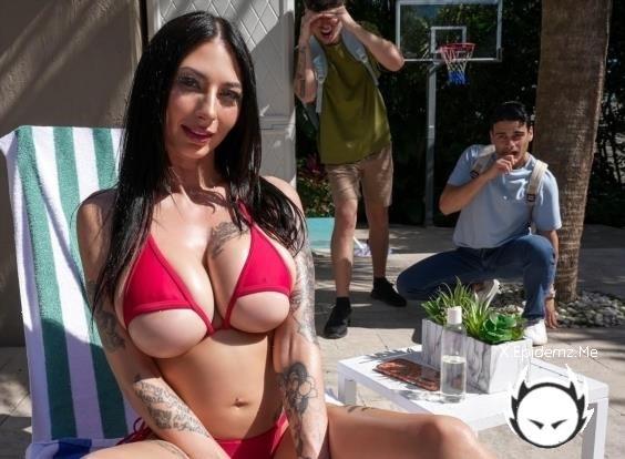 Selina Garcia - Seduces Two Neighbors To A Threesome (2026/MomIsHorny.com/BangBros.com/SD)