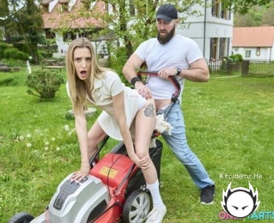 Victoria Benz - Backyard Cunt Service (2026/OnlyTarts.com/SD)